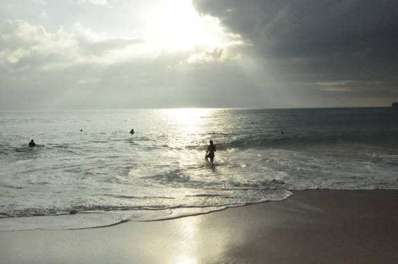 Entrando no mar em Big Beach, ao sul de Kihei, litoral de Maui, no Havaí